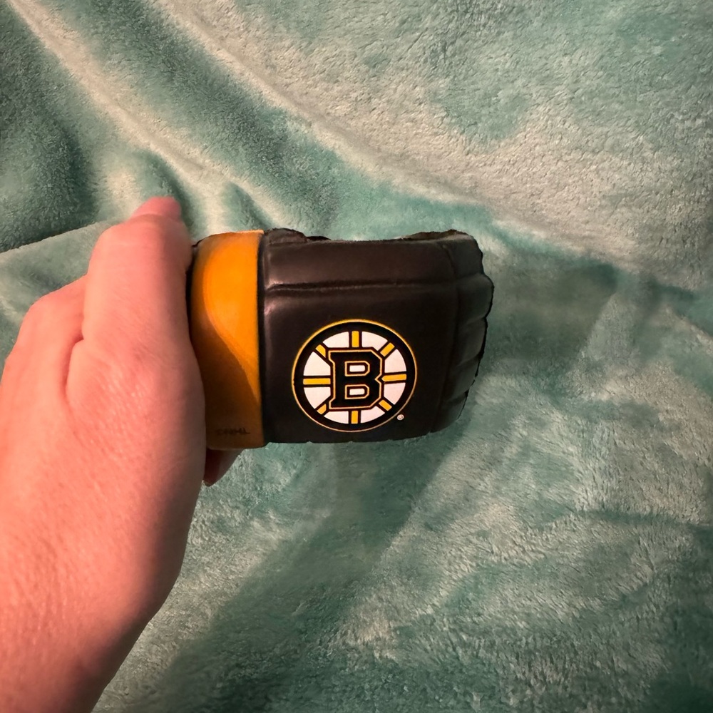 New without box NHL Boston Bruins Game On Glove shot holder. - Picture 4 of 5
